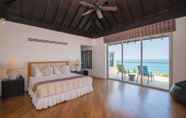 Kamar Tidur 6 Beautiful 3-Bedroom Villa at Surin Beach