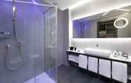In-room Bathroom 7 iQ Hotel Milano