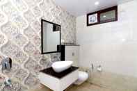 In-room Bathroom Hotel Shivaay