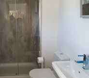 In-room Bathroom 4 Helmsdale Lodge Hostel