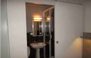 In-room Bathroom 4 Hotel Restaurant La Vieille Auberge