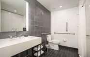In-room Bathroom 2 Motto by Hilton Philadelphia Rittenhouse Square