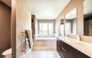 In-room Bathroom 6 Rolleston Paradise