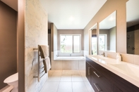 In-room Bathroom Rolleston Paradise