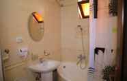 In-room Bathroom 2 Raykhan Hotel