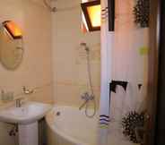 Toilet Kamar 2 Raykhan Hotel