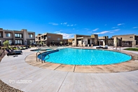 Swimming Pool Sunny Ledgeview Retreat