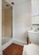 BATHROOM London New Apartment With Private Garden