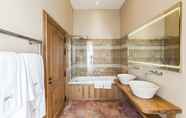 In-room Bathroom 7 Domaine des Etangs, Auberge Resorts Collection