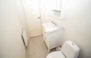 Toilet Kamar 3 Seafarer Court - Warm and Cozy Apartment