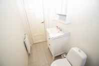 Toilet Kamar Seafarer Court - Warm and Cozy Apartment