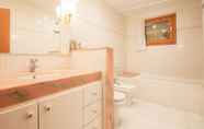 In-room Bathroom 5 Villa Creixell with pool TH 64