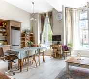 Lobby 2 Bright Two BR Period Apartment in Whitechapel