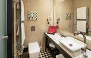 Toilet Kamar 2 Quentin Prague Hotel