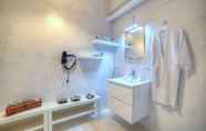 In-room Bathroom 5 L' apartment blanc dans le centre de Glyfada