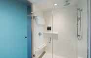 Toilet Kamar 6 AC Hotel by Marriott Portsmouth