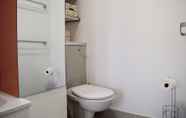 In-room Bathroom 6 Spacious 3 Bedroom Maisonette in Hoxton Shoreditch