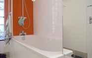 Toilet Kamar 2 Spacious 3 Bedroom Maisonette in Hoxton Shoreditch