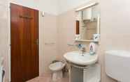 Toilet Kamar 5 Guest House Kono