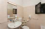 Toilet Kamar 6 Guest House Kono