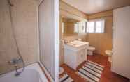 Toilet Kamar 2 D10 - Ferragudo Townhouse by DreamAlgarve