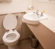 Toilet Kamar 6 ibis Wakefield East-Castleford