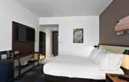 Bedroom 6 Hampton by Hilton Toulouse Airport