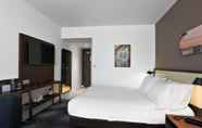 Bedroom 3 Hampton by Hilton Toulouse Airport