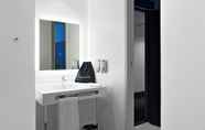 In-room Bathroom 7 Hampton by Hilton Toulouse Airport