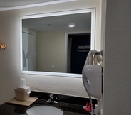 In-room Bathroom 2 SureStay Plus Hotel by Best Western Hesperia