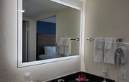 In-room Bathroom 3 SureStay Plus Hotel by Best Western Hesperia