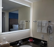 In-room Bathroom 3 SureStay Plus Hotel by Best Western Hesperia