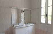In-room Bathroom 3 Le Cheminard