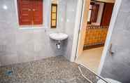 Toilet Kamar 4 Vivian's Guest House