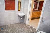 Toilet Kamar Vivian's Guest House