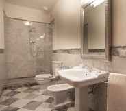 In-room Bathroom 6 Relais Villa Scarfantoni B&B