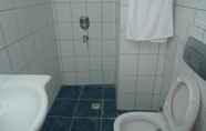 In-room Bathroom 4 Hotel Ozkar