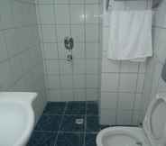 In-room Bathroom 4 Hotel Ozkar
