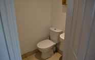 Toilet Kamar 5 Ballyginny Cottage