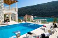 Swimming Pool Villa Arion