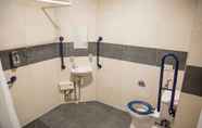 Toilet Kamar 7 Halfway Hotel