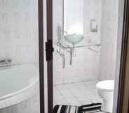 Toilet Kamar 5 Afro-She Guest Lodge