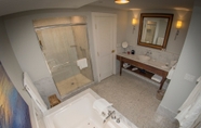 Toilet Kamar 3 Emerson Resort & Spa