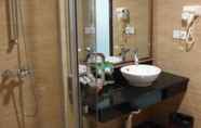 In-room Bathroom 6 Mizparton Hotel
