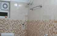 ห้องน้ำภายในห้อง 5 Hotel Nirmala Residency