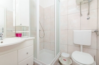 Toilet Kamar Apartments and Rooms Vojmir