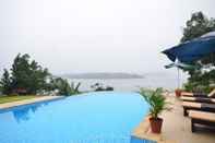 Kolam Renang LakeRose Wayanad Resort