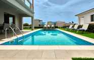 สระว่ายน้ำ 5 Angie Luxury Beach Villas