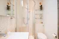 In-room Bathroom Charming Chelsea Home by the River Thames