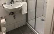 In-room Bathroom 3 Self Check-In Herrenhaus Katzwang